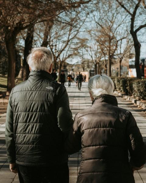 Est-il importance du maintenir les personnes âgées à domicile ?